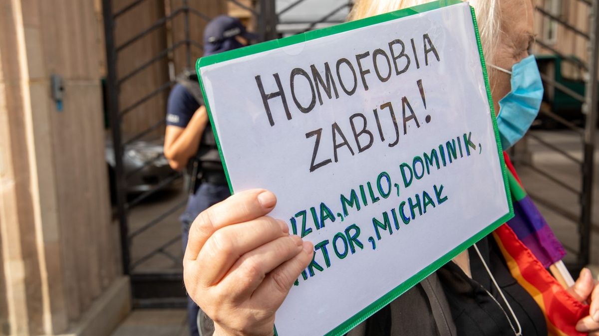 Homofobní útok ve Varšavě. Muži se drželi za ruce, tak jednoho pobodal